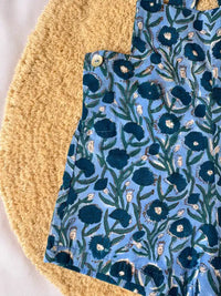 Pantalón con tirantes azul tintado a mano con estampado floral - Colección Campanilla