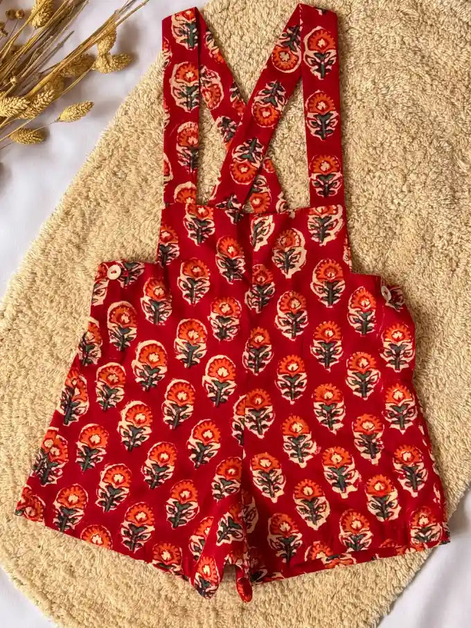 Pantalón con tirantes rojo tintado a mano con estampado floral - Colección Loto
