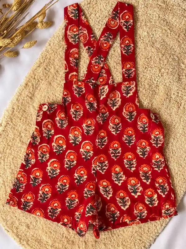 Pantalón con tirantes rojo tintado a mano con estampado floral - Colección Loto