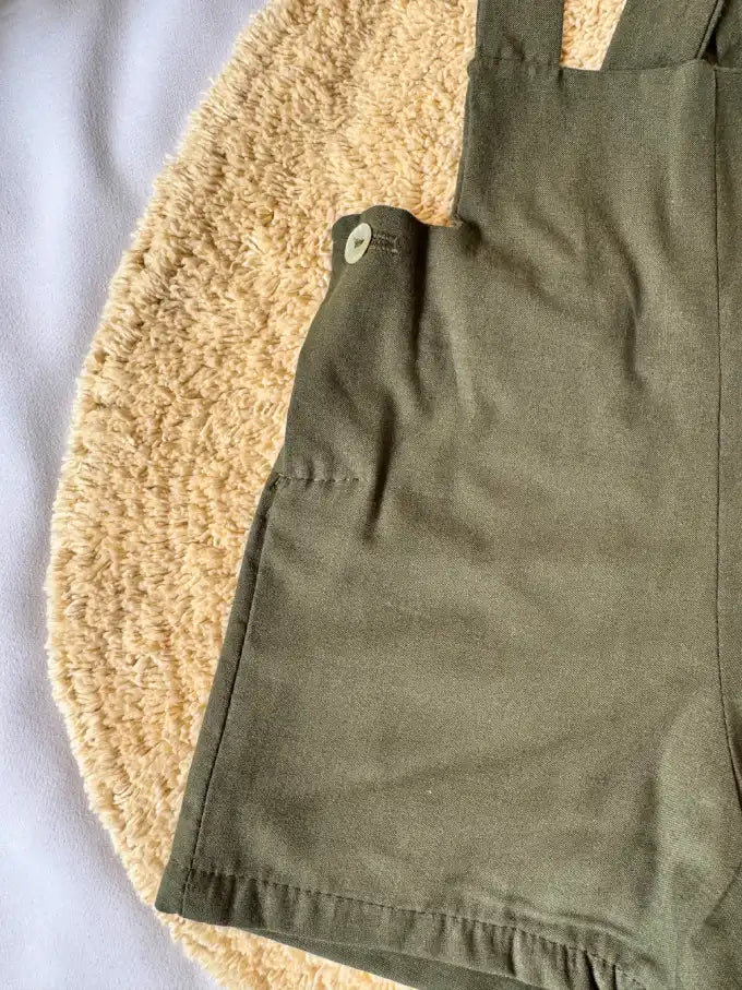 Pantalón con tirantes verde pino liso - Colección Abeto