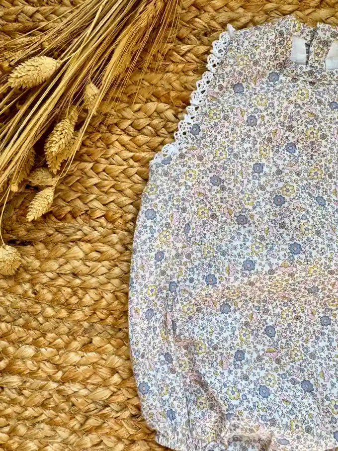 Pelele de manga sisa de flores azul y rosa Verbena
