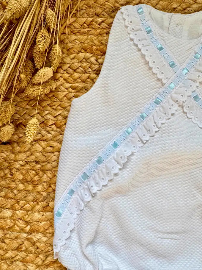 Pelele de manga sisa de piqué blanco con pasacintas azul Margarita