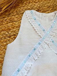 Pelele de manga sisa de piqué blanco con pasacintas azul Margarita