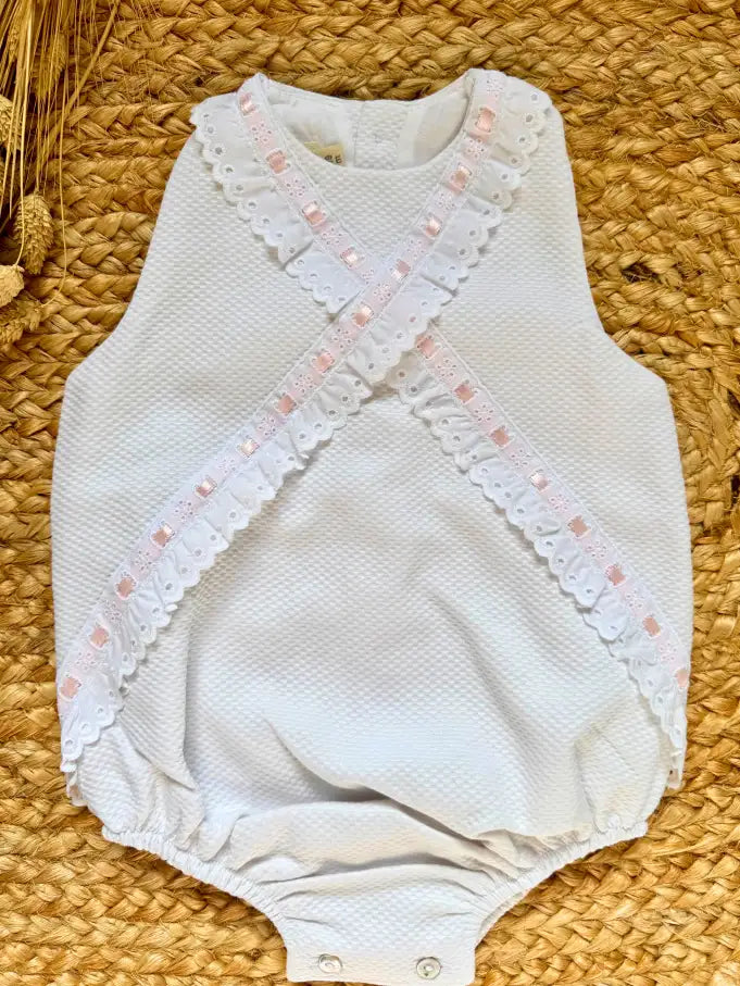 Pelele de manga sisa de piqué blanco con pasacintas rosa Margarita