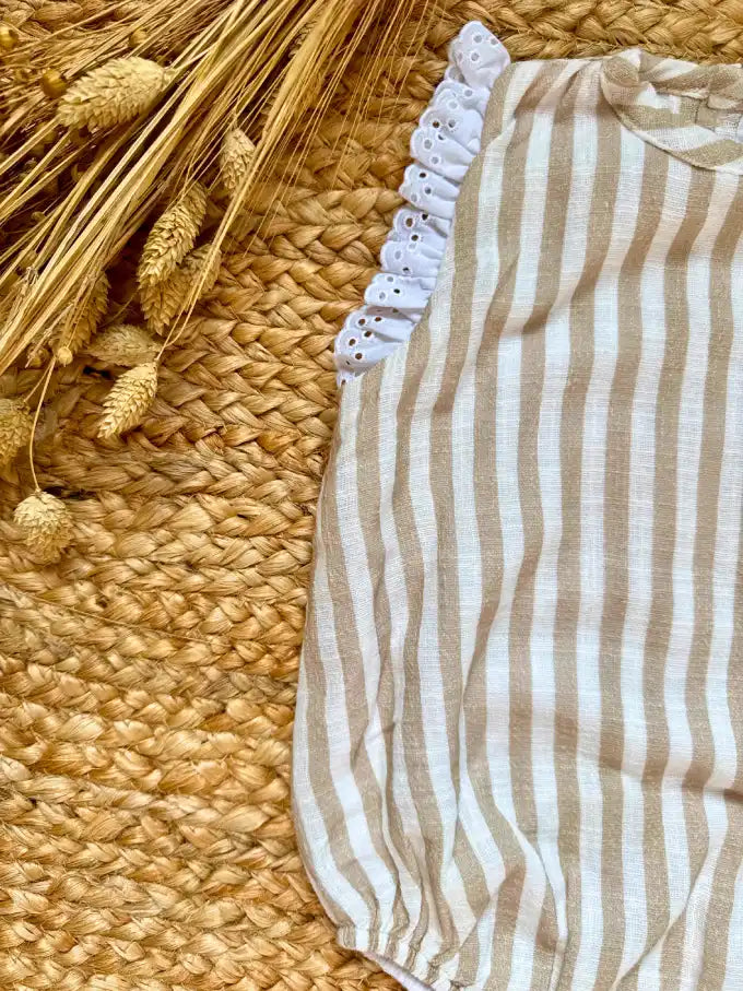 Pelele de manga sisa de rayas beige Espiga