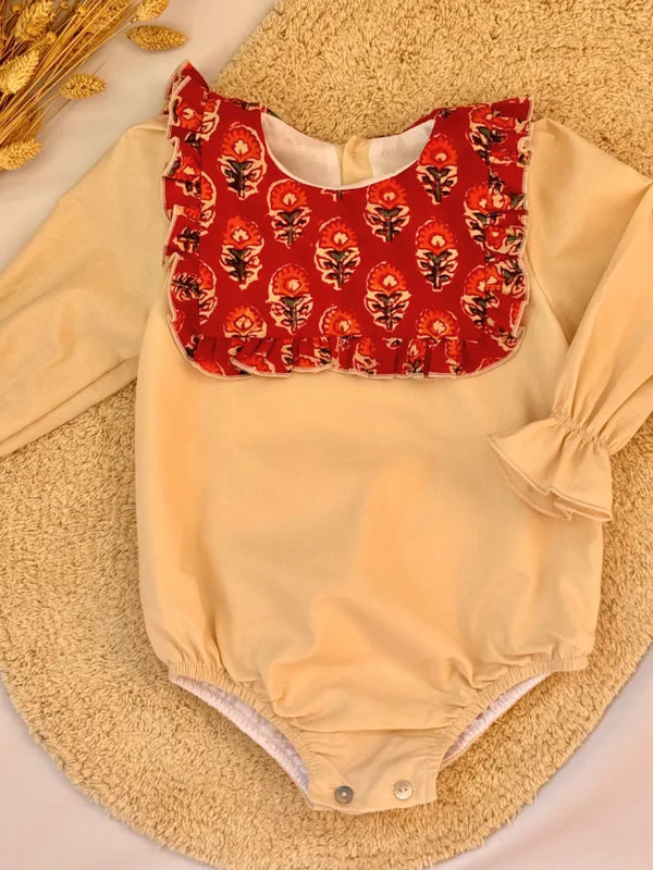 Pelele beige con cuello baberola con estampado floral rojo - Colección Loto