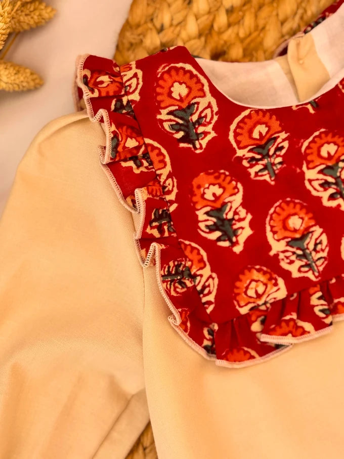Pelele beige con cuello baberola con estampado floral rojo - Colección Loto