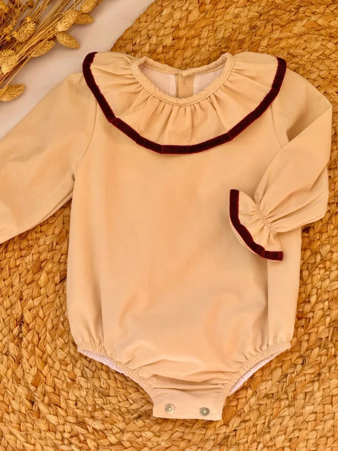 Pelele beige con detalles en terciopelo burdeos - Colección Gerbera