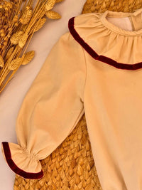 Pelele beige con detalles en terciopelo burdeos - Colección Gerbera