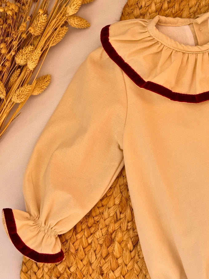 Pelele beige con detalles en terciopelo burdeos - Colección Gerbera
