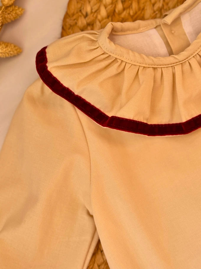 Pelele beige con detalles en terciopelo burdeos - Colección Gerbera
