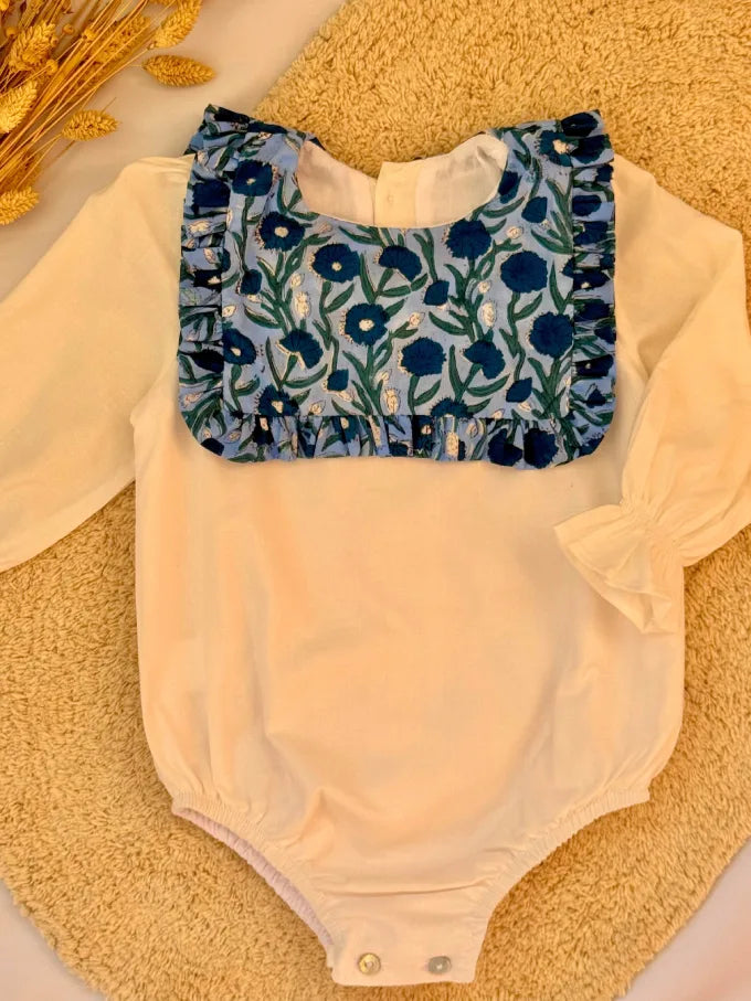 Pelele blanco con cuello baberola con estampado floral azul - Colección Campanilla