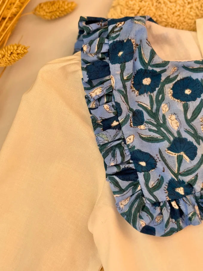 Pelele blanco con cuello baberola con estampado floral azul - Colección Campanilla