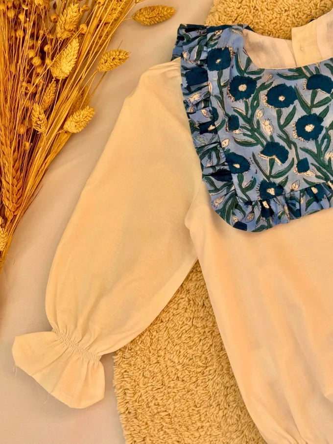 Pelele blanco con cuello baberola con estampado floral azul - Colección Campanilla