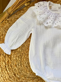 Pelele blanco con cuello bordado - Colección Jazmín