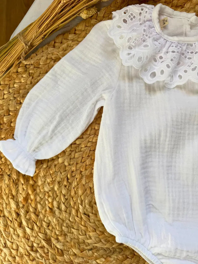 Pelele blanco con cuello bordado - Colección Jazmín