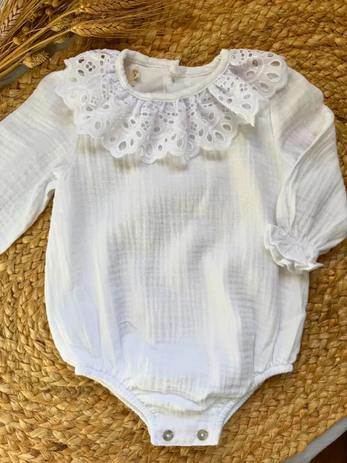 Pelele blanco con cuello bordado - Colección Jazmín