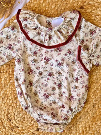 Pelele crema con flores burdeos - Colección Mimosa