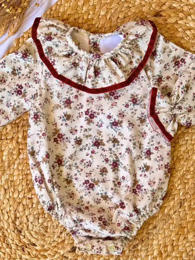 Pelele crema con flores burdeos - Colección Mimosa