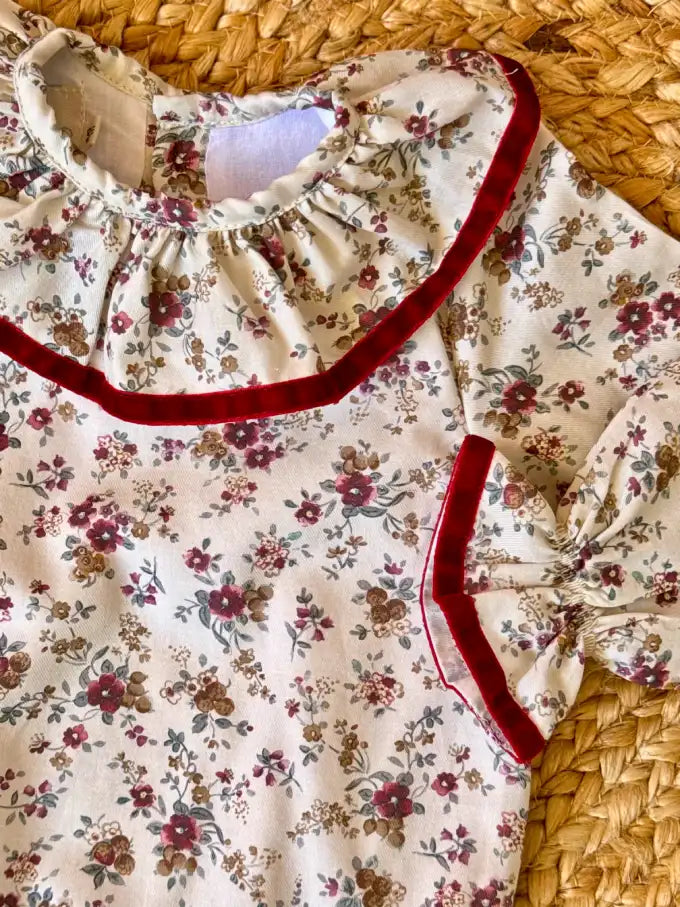 Pelele crema con flores burdeos - Colección Mimosa