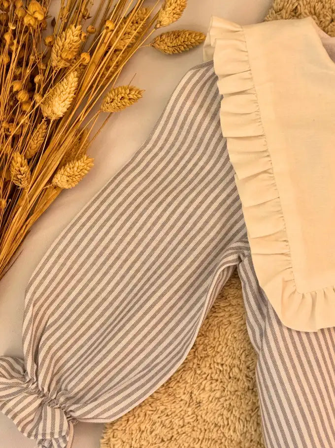 Pelele cuello baberola de rayas grises - Colección Nenúfar