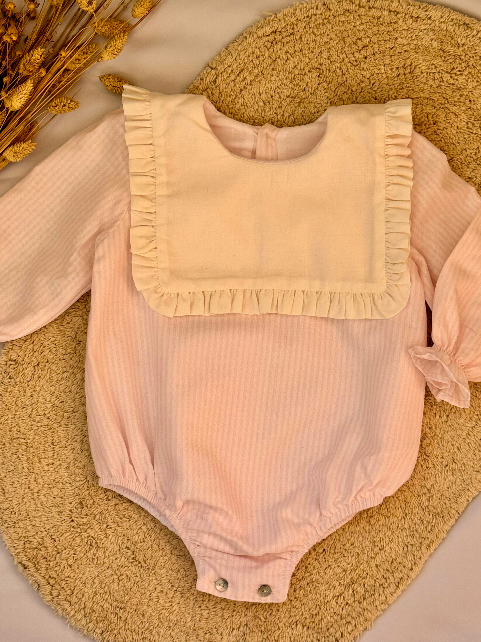 Pelele cuello baberola de rayas rosas - Colección Nenúfar