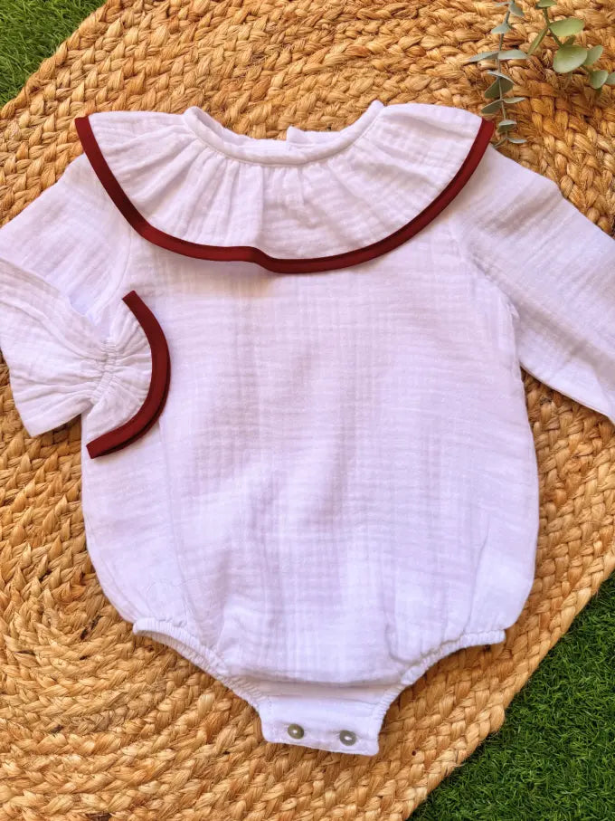 Pelele de Bambula blanco con terminación burdeos - Coleccion Guinda