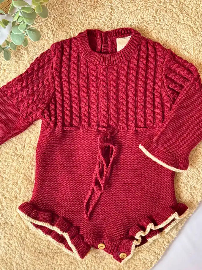 Pelele de punto burdeos con terminación en crema - Colección Azalea