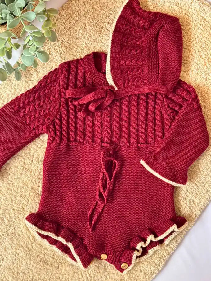 Pelele de punto burdeos con terminación en crema - Colección Azalea