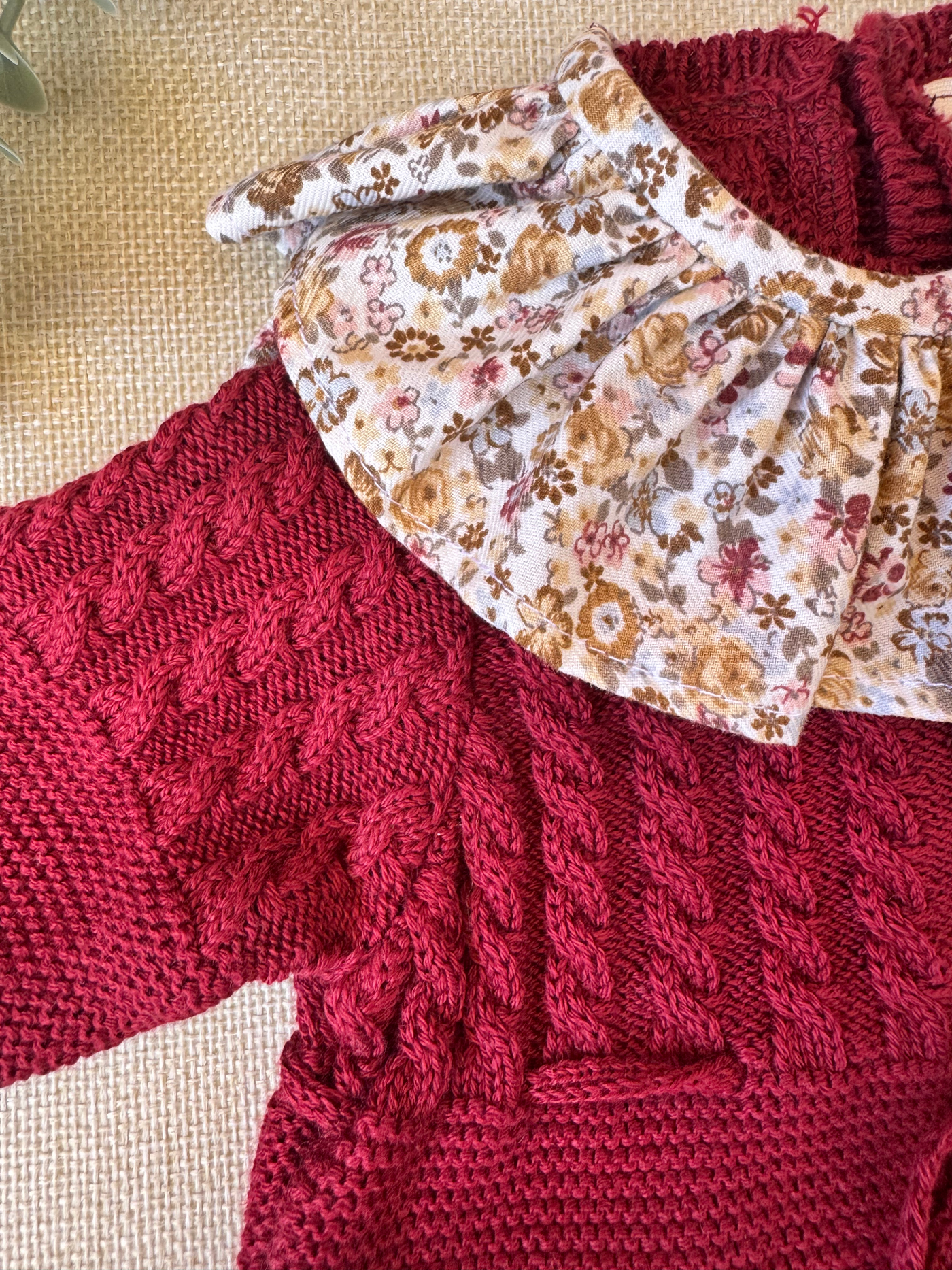 Pelele de punto burdeos con terminacion en crema - Colección Azalea con Cuello con estampado floral - Colección Camelia