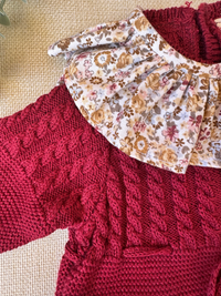Pelele de punto burdeos con terminacion en crema - Colección Azalea con Cuello con estampado floral - Colección Camelia