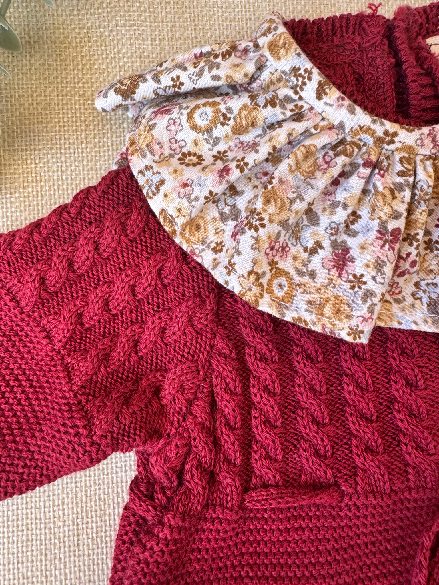 Pelele de punto burdeos con terminacion en crema - Colección Azalea con Cuello con estampado floral - Colección Camelia