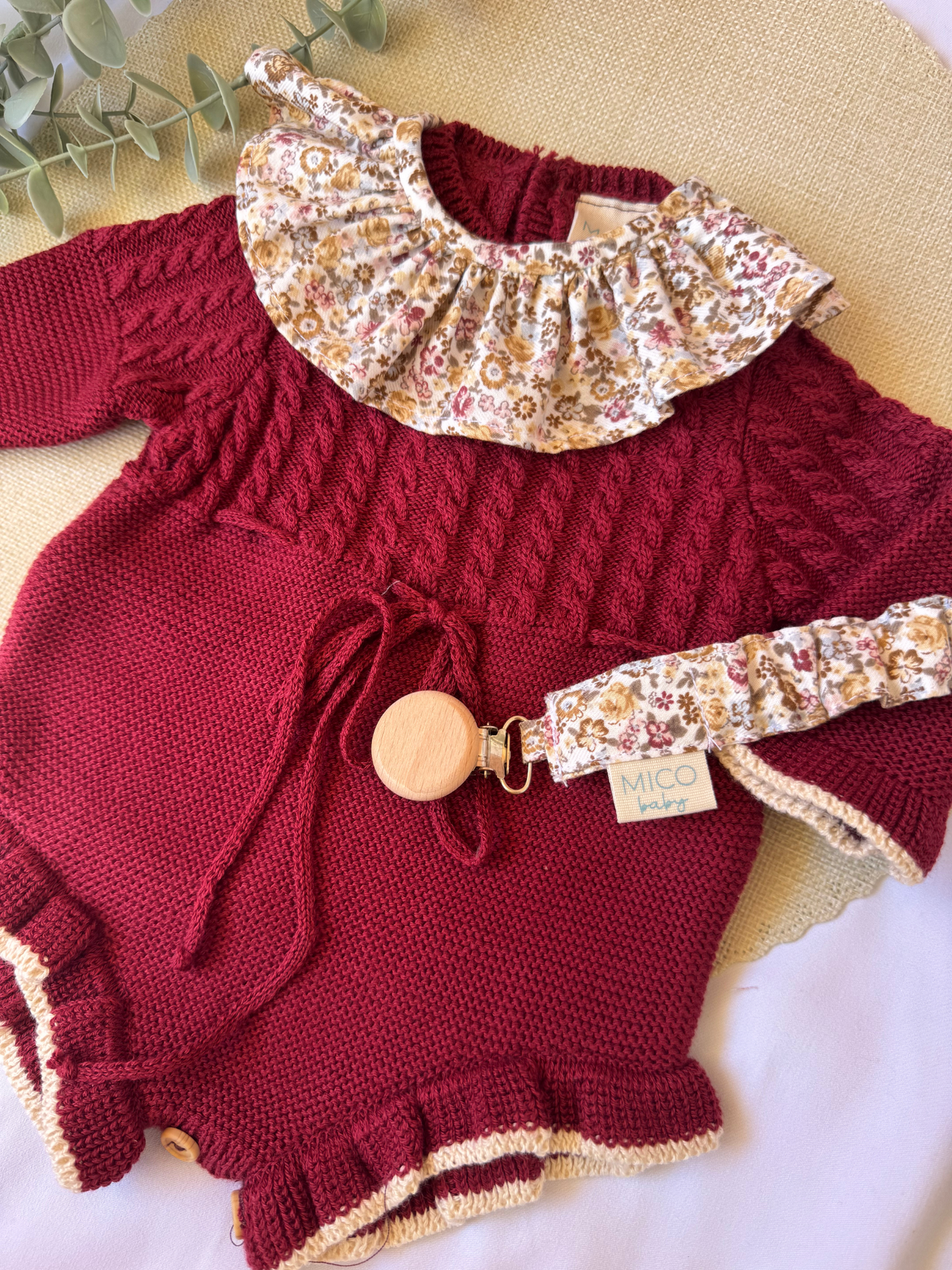 Pelele de punto burdeos con terminacion en crema - Colección Azalea con Cuello y chupetero con estampado floral - Colección Camelia
