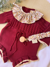 Pelele de punto burdeos con terminacion en crema - Colección Azalea con Cuello y chupetero con estampado floral - Colección Camelia