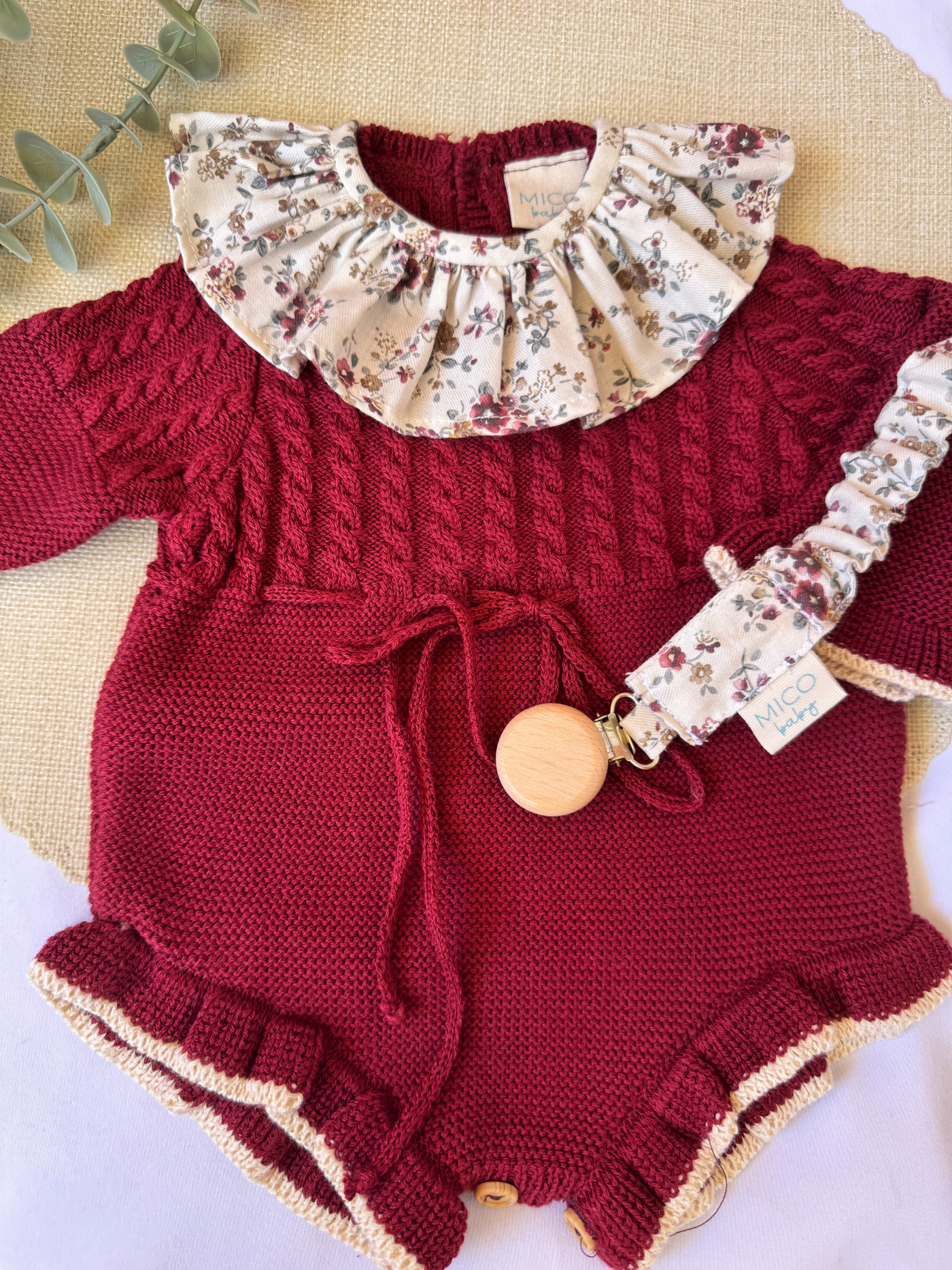 Pelele de punto burdeos con terminacion en crema - Colección Azalea con Cuello y chupetero crema con flores burdeos - Colección Mimosa