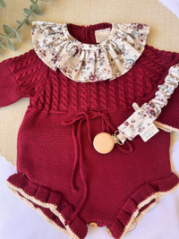 Pelele de punto burdeos con terminacion en crema - Colección Azalea con Cuello y chupetero crema con flores burdeos - Colección Mimosa