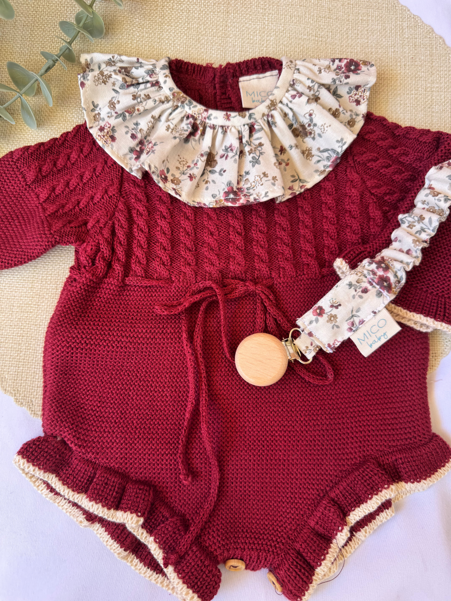 Pelele de punto burdeos con terminacion en crema - Colección Azalea con Cuello y chupetero crema con flores burdeos - Colección Mimosa