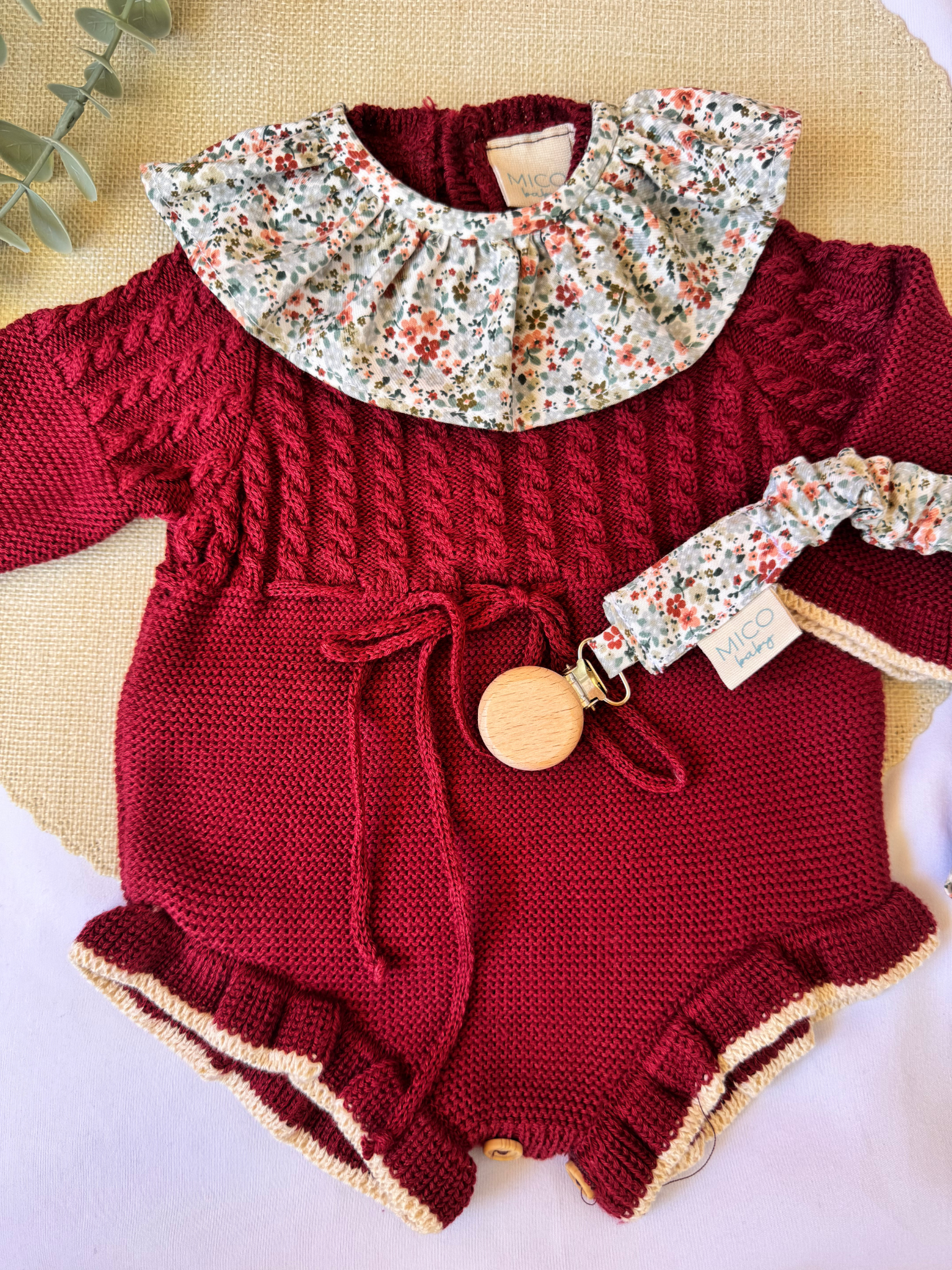 Pelele de punto burdeos con terminacion en crema - Colección Azalea con Cuello y chupetero de flores multicolor - Colección Amaranto