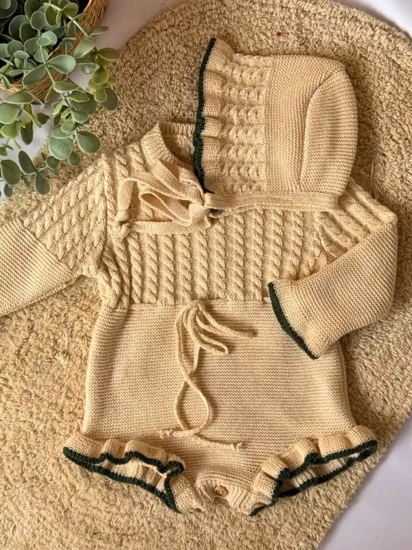 Pelele de punto crema con terminación en verde pino - Colección Camomila