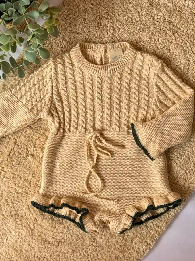 Pelele de punto crema con terminación en verde pino - Colección Camomila