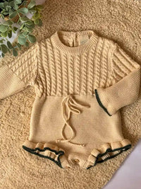 Pelele de punto crema con terminación en verde pino - Colección Camomila