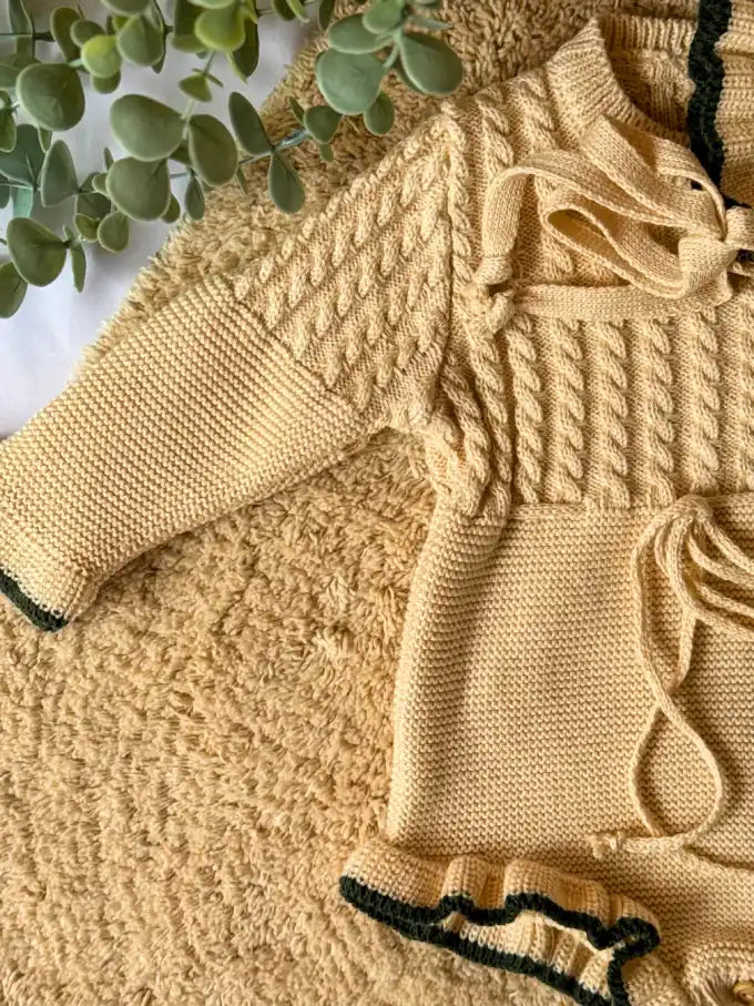 Pelele de punto crema con terminación en verde pino - Colección Camomila