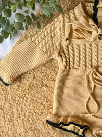 Pelele de punto crema con terminación en verde pino - Colección Camomila