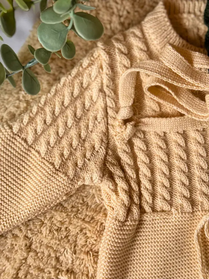 Pelele de punto crema con terminación en verde pino - Colección Camomila