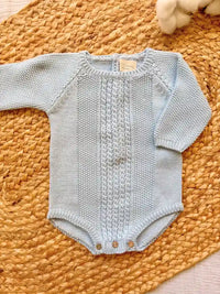 Pelele manga larga de punto azul bebé - Colección Peonia | MICŪ baby