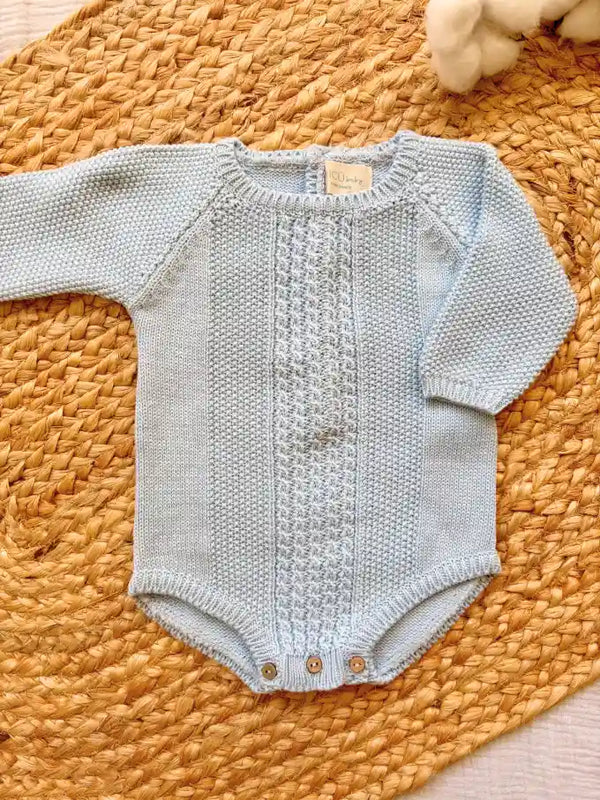 Pelele manga larga de punto azul bebé - Colección Peonia | MICŪ baby