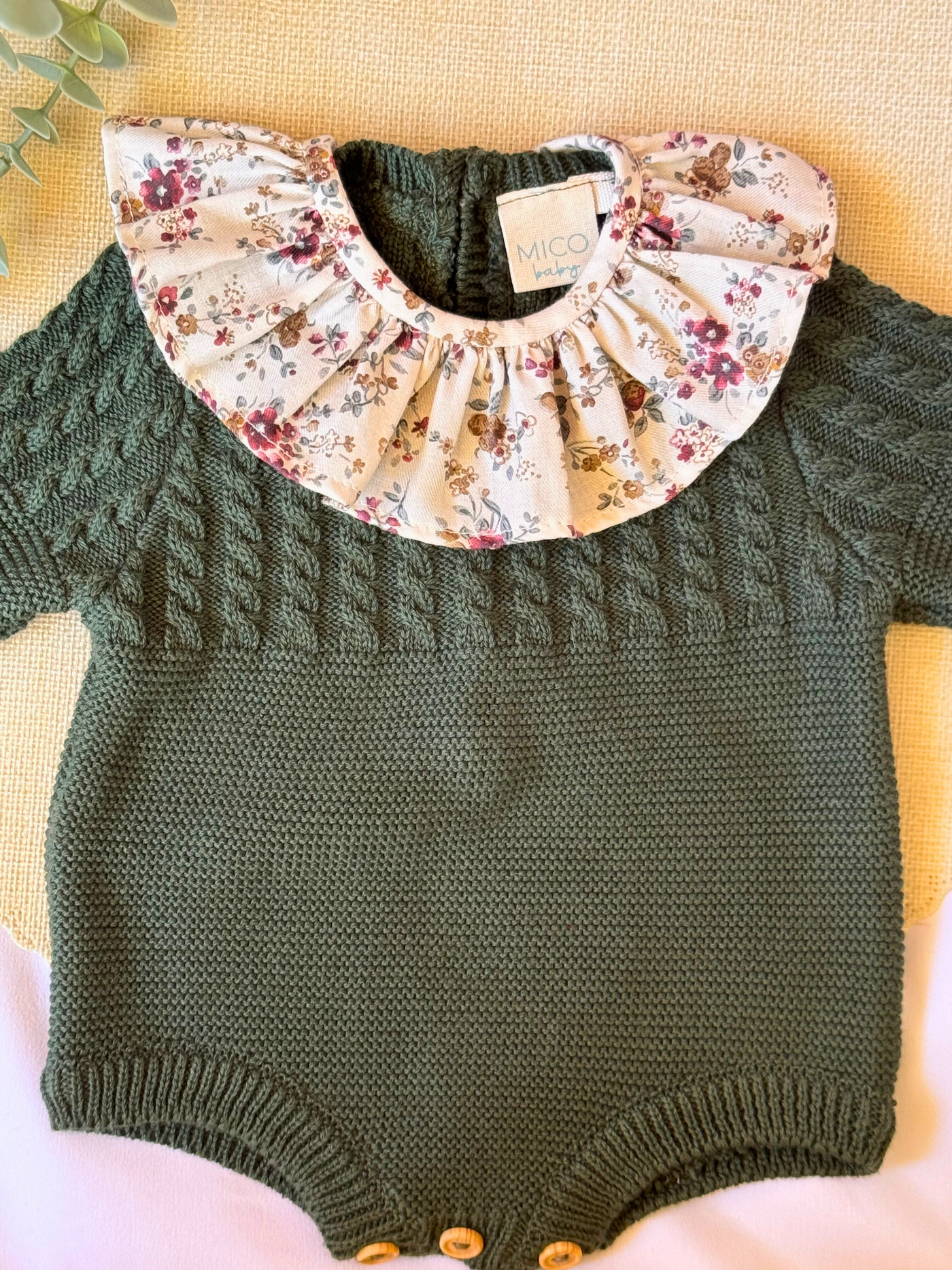 Pelele de punto verde - Colección Musgo con Cuello crema con flores burdeos - Colección Mimosa