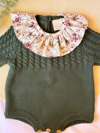 Pelele de punto verde - Colección Musgo con Cuello crema con flores burdeos - Colección Mimosa