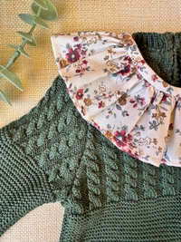 Pelele de punto verde - Colección Musgo con Cuello crema con flores burdeos - Colección Mimosa