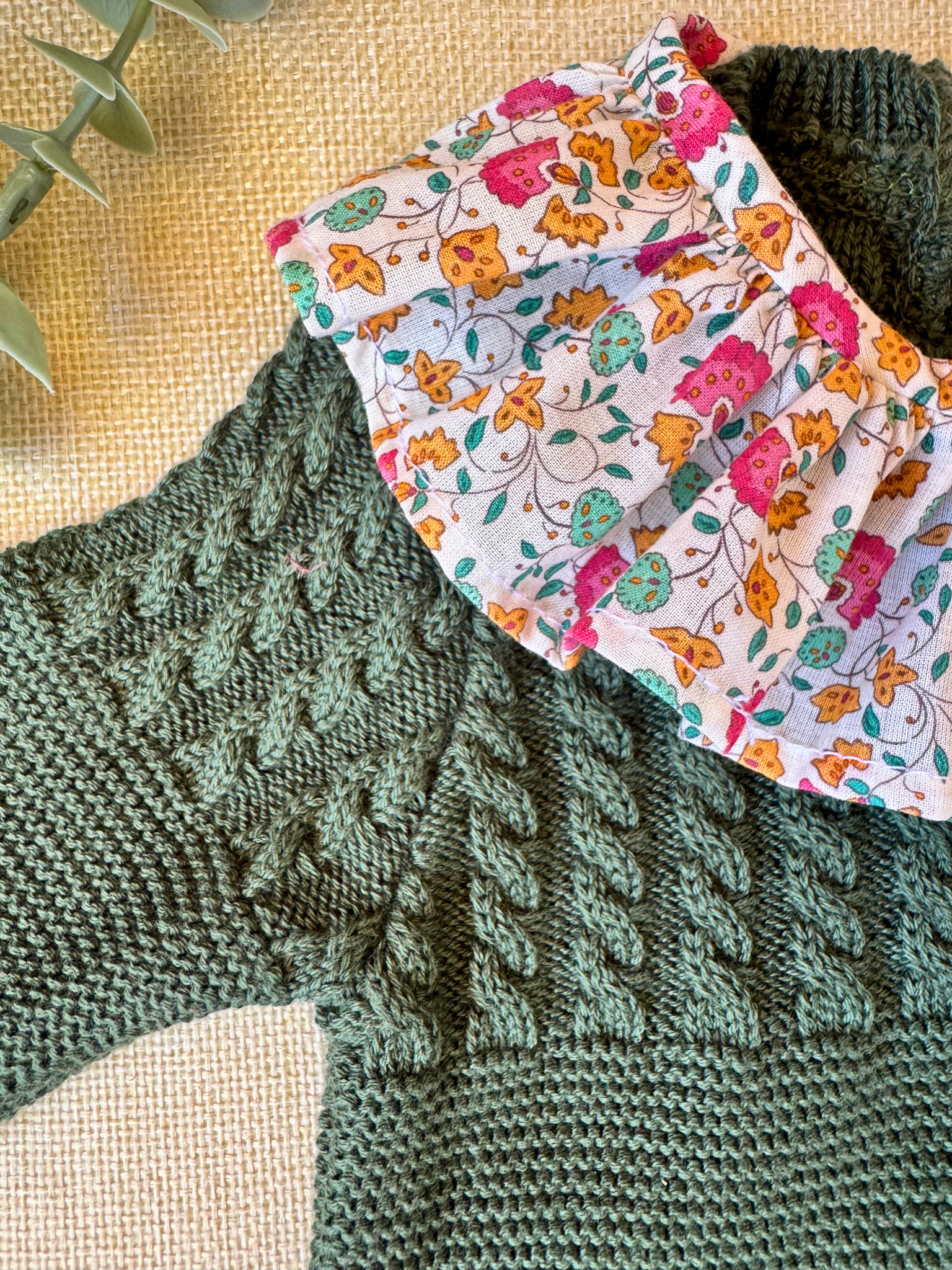 Pelele de punto verde - Colección Musgo con Cuello de flores fucsia y verde agua Orquídea